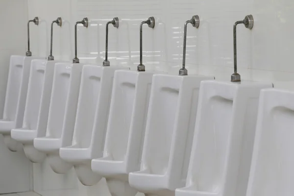 Moderno urinario en baño de hombres . —  Fotos de Stock