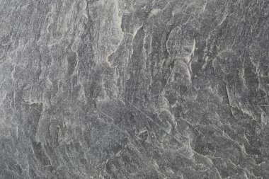 kirli taş zemin yüzeyi açık yıpranmış.