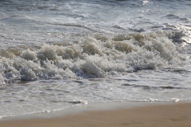 Sahilde süpürüldü dalgalar.