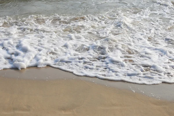 Wellen, die auf den Strand schwappten. — Stockfoto