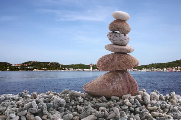 Balansera sten på högen rock med havet bakgrund. — Stockfoto