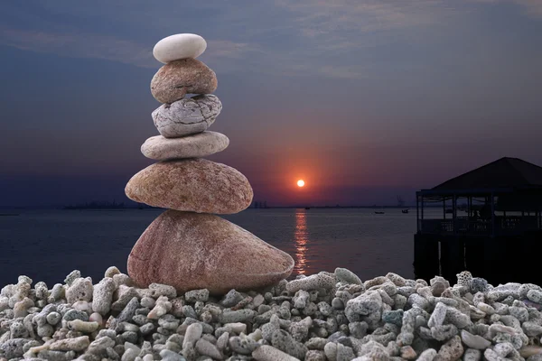 Bilance kámen na hromadu skála západ slunce pozadí ve večerních hodinách. — Stock fotografie