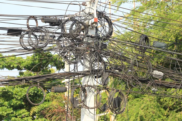 Unordentlicher Kabel-Strommast. — Stockfoto