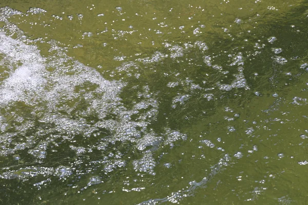 Bubbels op boven water uit de machine te produceren zuurstof. — Stockfoto