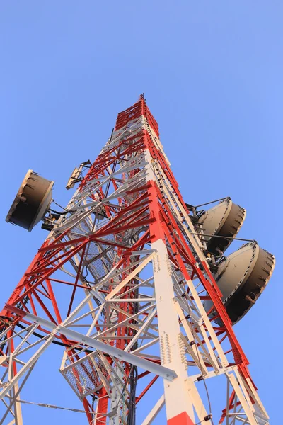 Antenne pour les communications téléphoniques dans le ciel lumineux jour heure . — Photo