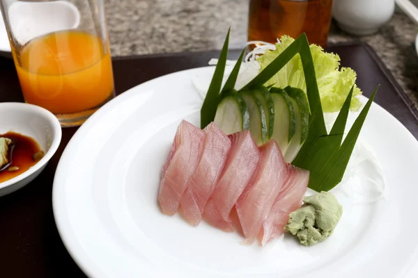 Sashimi di tonno fresco (Sushi ai frutti di mare) su piatto bianco . — Foto Stock