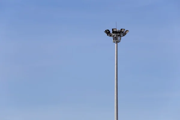 Circulaire Spotlight Pole op blauwe hemelachtergrond. — Stockfoto