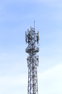 Telefon iletişimde parlak gökyüzü gündüz için anten.