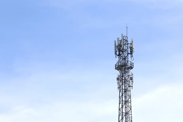 Antena do łączności telefonicznej w jasne niebo czas dnia. — Zdjęcie stockowe