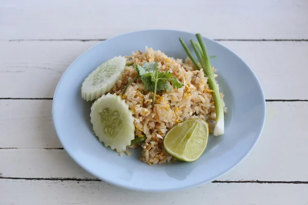 Krabben gebratener Reis thailändischer Lebensmittel in blauer Schale. — Stockfoto