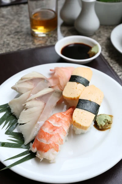 Fructe de mare Sushi pe mâncare albă în restaurant . — Fotografie, imagine de stoc