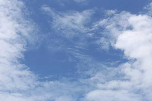 Хмара на блакитному небі вдень яскравої погоди . — стокове фото