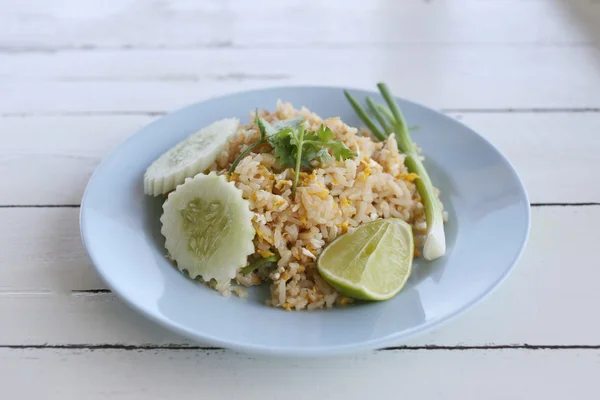 Arroz frito de cangrejo de los alimentos tailandeses en plato azul . — Foto de Stock