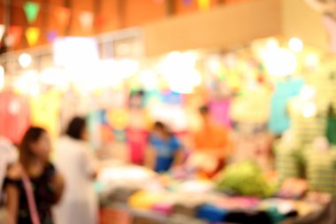 giyim mağaza gece bulanıklık ve lamba aydınlatma var.