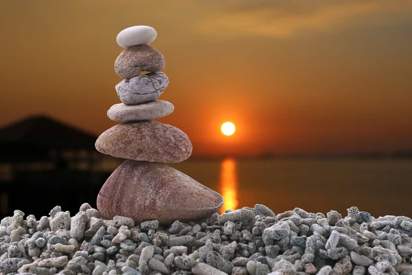 Equilibrio piedra sobre pila roca de fondo puesta de sol en la noche . —  Fotos de Stock