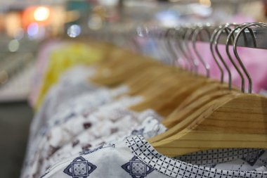 Giysiler rafta asılı..