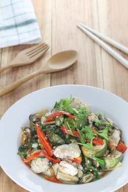 Beyaz plaka baharatlı Tay gıdalarda bir otlar beyaz levrek puf.