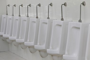 Erkekler tuvaletinde modern Pisuvar.