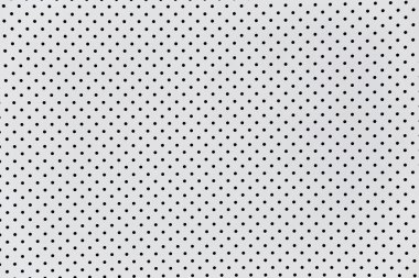 beyaz duvar yüzeyine bir delik var.