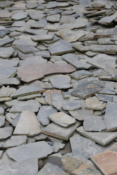 Empilhar lajes de pedra no chão . — Fotografia de Stock