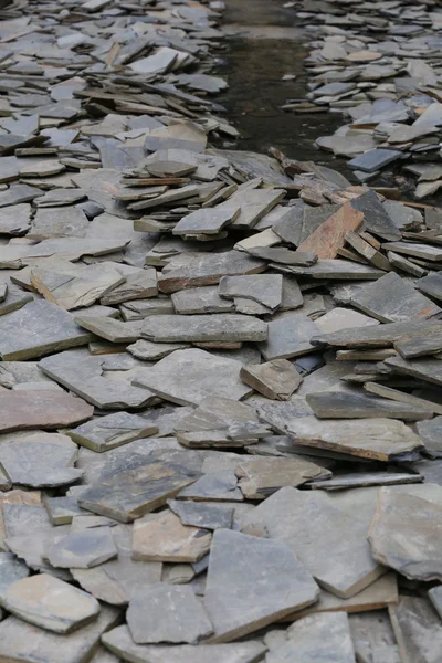 Empilhar lajes de pedra no chão . — Fotografia de Stock