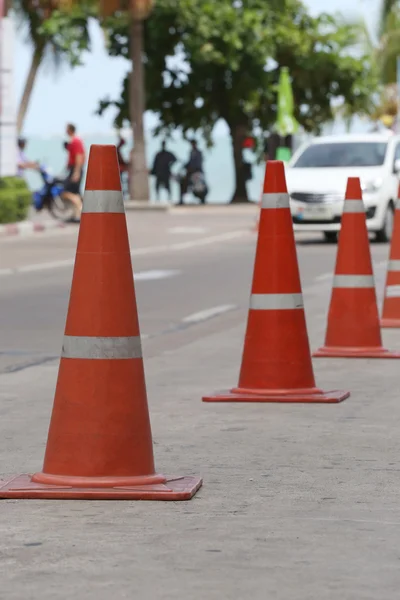 Cone de aviso de trânsito em linha para separar a rota . — Fotografia de Stock