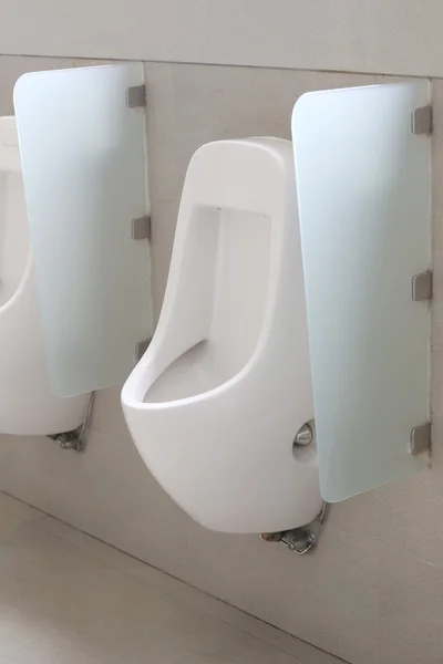 Modernes Urinal im Männer-Badezimmer. — Stockfoto