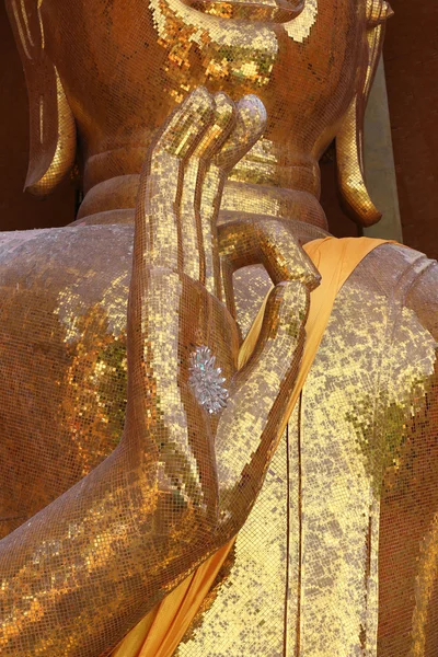 Statue de Bouddha d'or (Luang por shin pa tan porn) en Thaïlande temp — Photo