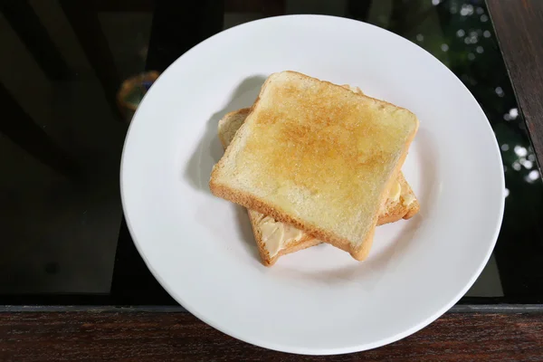 Pane al forno su piatto bianco . — Foto Stock