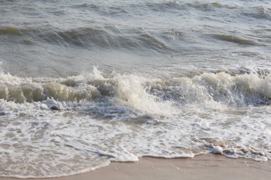 Sahilde süpürüldü dalgalar.