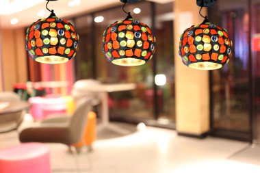 Kafede sıcak aydınlatma modern tavan lambaları.