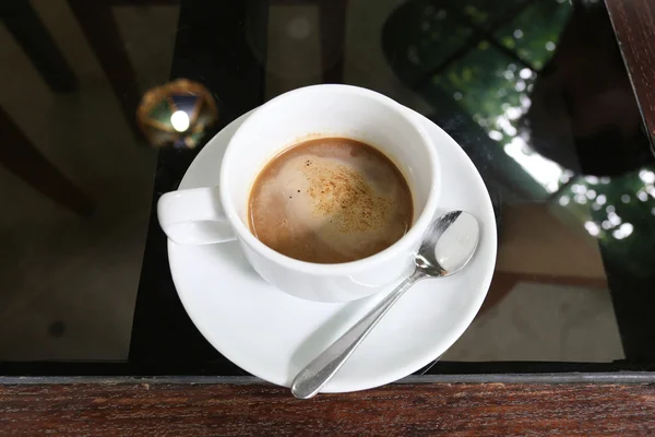 Weiße Kaffeetasse auf den Tisch gestellt. — Stockfoto