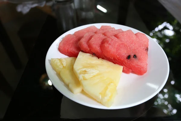 Vattenmelon och ananas skivor i vit skål. — Stockfoto