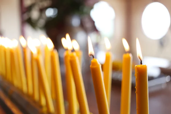 Velas luz de la quema en el templo en velas abstractas backgroun — Foto de Stock