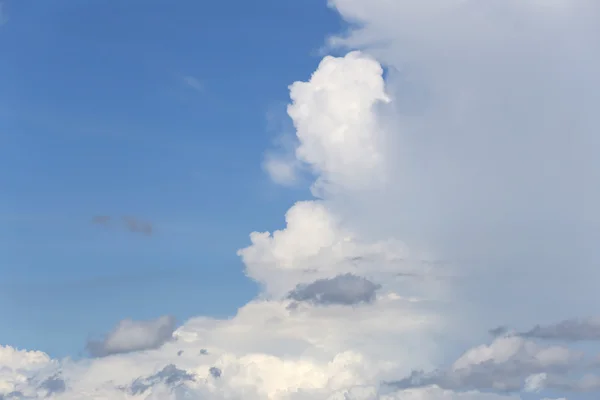 Awan di langit biru di siang hari cuaca cerah . — Stok Foto