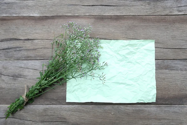 Boeket bloemen gras en gerimpeld Groenboek. — Stockfoto