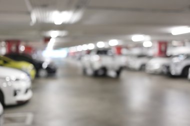 Bulanık otomobil park ve bokeh ışık.