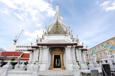 Bangkok şehir ayağı tapınak üzerinde arka plan mavi gökyüzü.