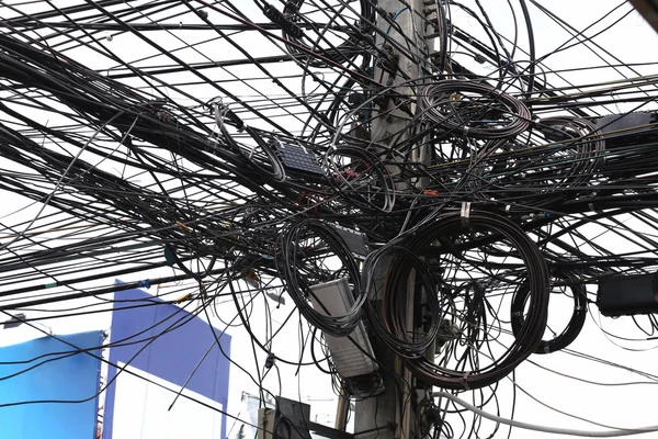 Unordentlicher Kabel-Strommast. — Stockfoto