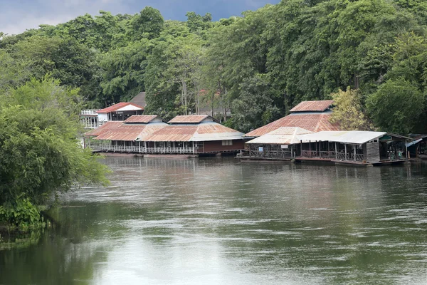 Flytande hus på floden Kwai Noi i Kanchanaburi. — Stockfoto