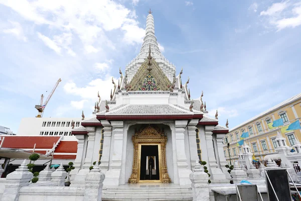 Bangkok şehir ayağı tapınak üzerinde arka plan mavi gökyüzü. — Stok fotoğraf