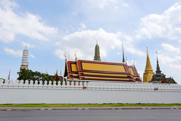 Tayland Caddesi ve arka planını Wat Phra Kaew (Hellenistik tapınak (t — Stok fotoğraf