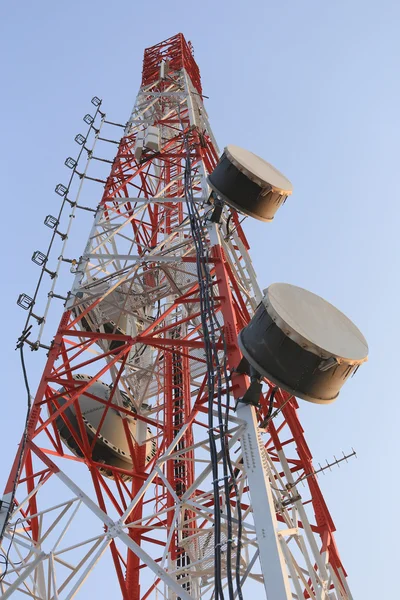 Antenne pour les communications téléphoniques dans le ciel lumineux jour heure . — Photo