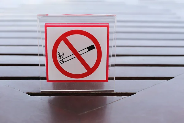 Signs of no smoking on the table. — Stock Photo, Image