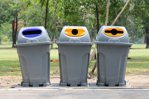 Recyklovaný odpad klasifikovat objektu špíny na používání pro. — Stock fotografie