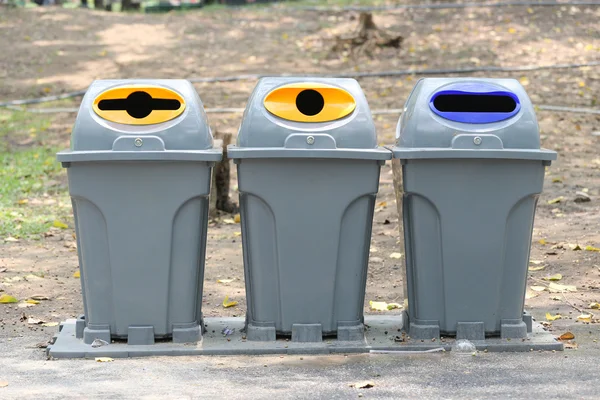 Recyklovaný odpad klasifikovat objektu špíny na používání pro. — Stock fotografie