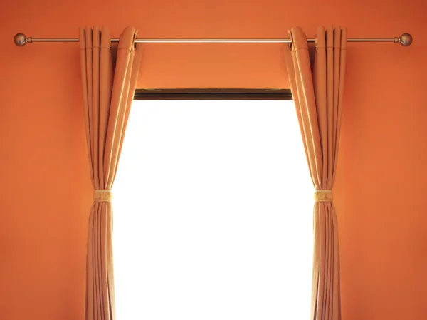 Pokój pomarańczowy mają okna z żaluzjami. — Zdjęcie stockowe