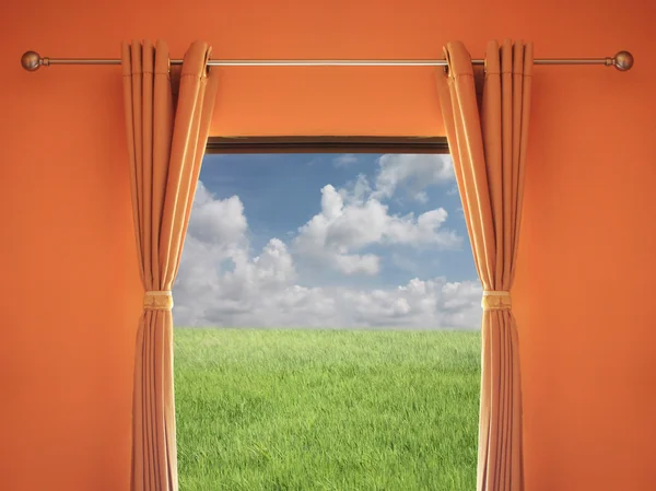 Pomarańczowy pokój ma okno z żaluzjami można zobaczyć zielony łąka — Zdjęcie stockowe