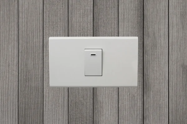 Interruptor eléctrico blanco en la pared de madera . — Foto de Stock