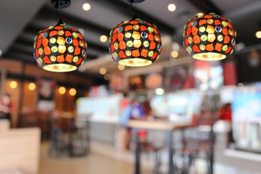 Kafede sıcak aydınlatma modern tavan lambaları.